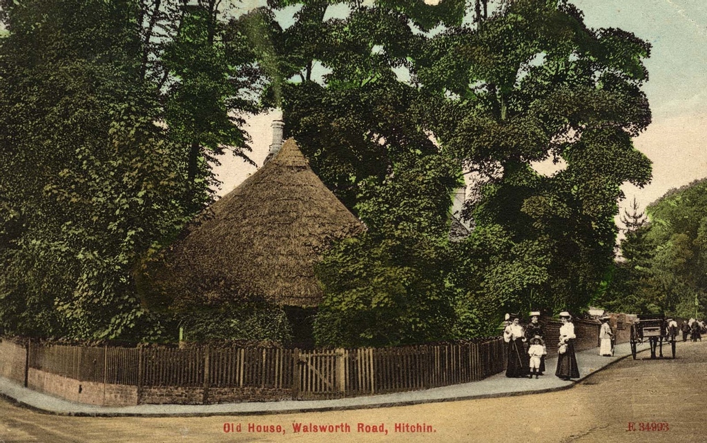 nhertsmuseum's tweet photo. This cottage, at the junction of Whinebush and Walsworth Road in Hitchin, was once part of the estate of the Hermitage.
It was extended in the early twentieth century, and in 1949 its thatched roof was replaced with tiles of Canadian red cedar.
#hitchin #history #herts https://t.co/R8U3frlJPe