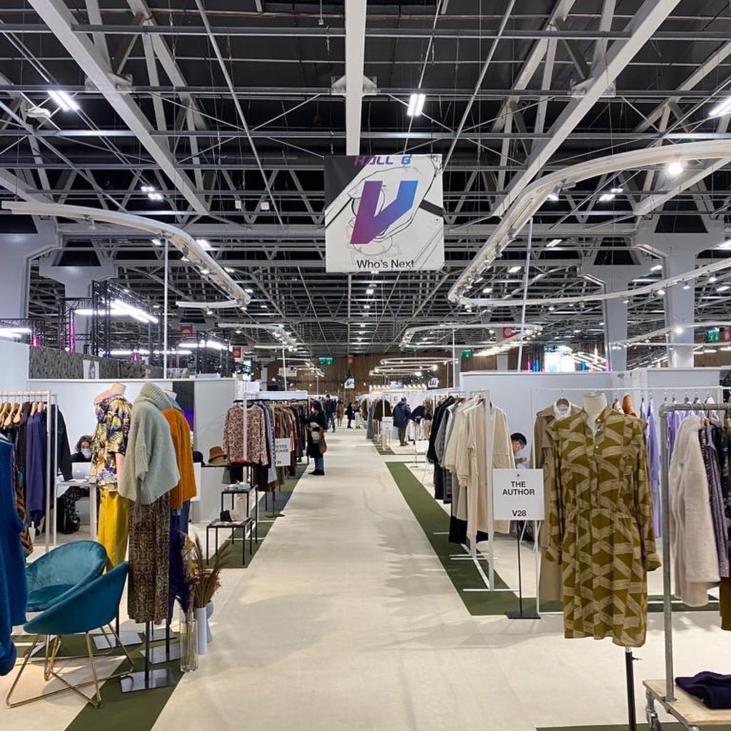 Retour en image sur le salon #WhosNext <a href="/wsn/">wsn</a> où était présent la marque de prêt-à-porter corse Karma Koma (bit.ly/3nNH0GP) ! Toujours un plaisir de voir nos clients sur ce genre d’événements En admiration