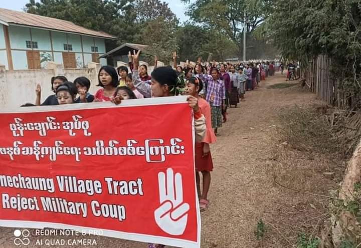 b3rry_y's tweet photo. Strike of Sonechaung Village, Yinmarpin marched with slogans calling for an end to the junta's perpetual repression.

#TakeAction_NoMoreWords
#2022Jan24Coup #SanctionMOGE
#WhatsHappeningInMyanmar https://t.co/GSTvBOt2Qp