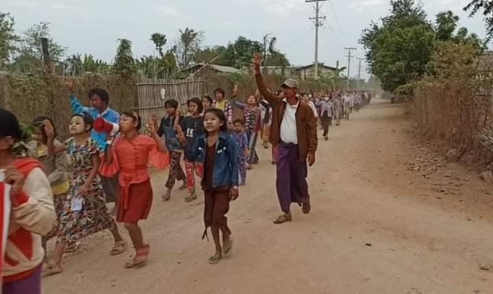 b3rry_y's tweet photo. Strike of Sonechaung Village, Yinmarpin marched with slogans calling for an end to the junta's perpetual repression.

#TakeAction_NoMoreWords
#2022Jan24Coup #SanctionMOGE
#WhatsHappeningInMyanmar https://t.co/GSTvBOt2Qp