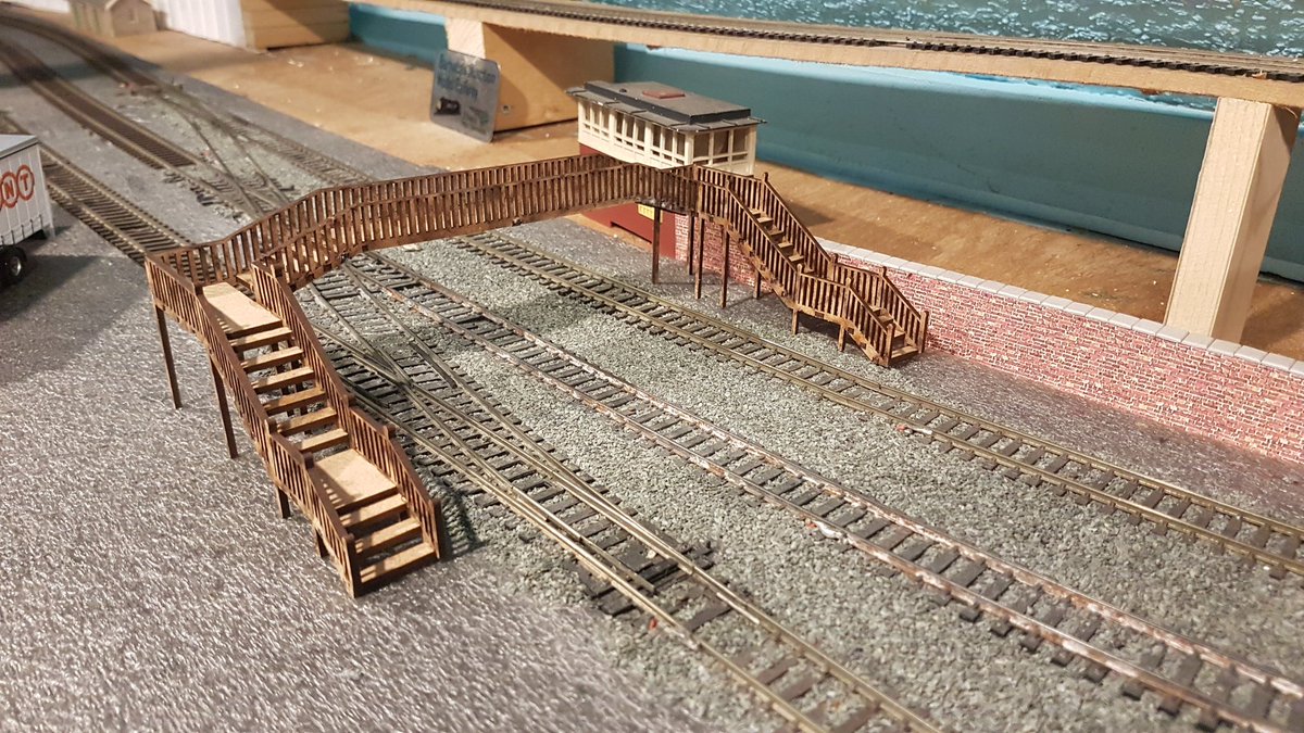 BarnabasJCT's tweet photo. Footbridge by @WWScenics
A very well produced and solid kit.
Generally this would be a platform to platform footbridge but can be adapted for other uses.
It will easily cross over 3 tracks, as shown.
#barnabasjunction
#youtubetuesday
#wwscenics
#kitbuild https://t.co/UIhPJUXDhT