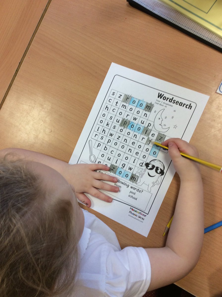 ABCPschool's tweet photo. #Class1D have been practising their spellings and sounds during rotated guided reading groups #ABGuidedReading https://t.co/OLGgRuyo2U