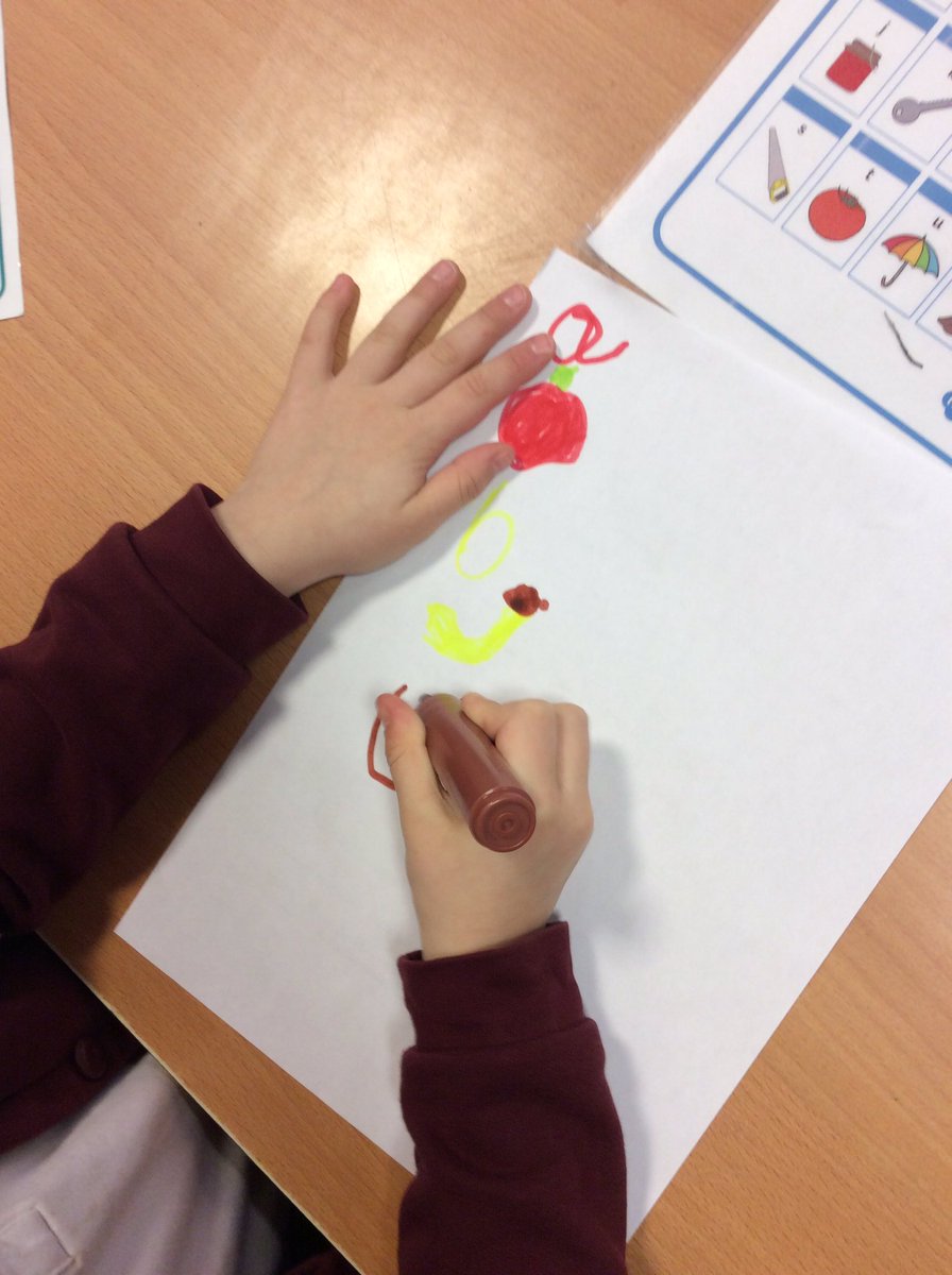 ABCPschool's tweet photo. #Class1D have been practising their spellings and sounds during rotated guided reading groups #ABGuidedReading https://t.co/OLGgRuyo2U