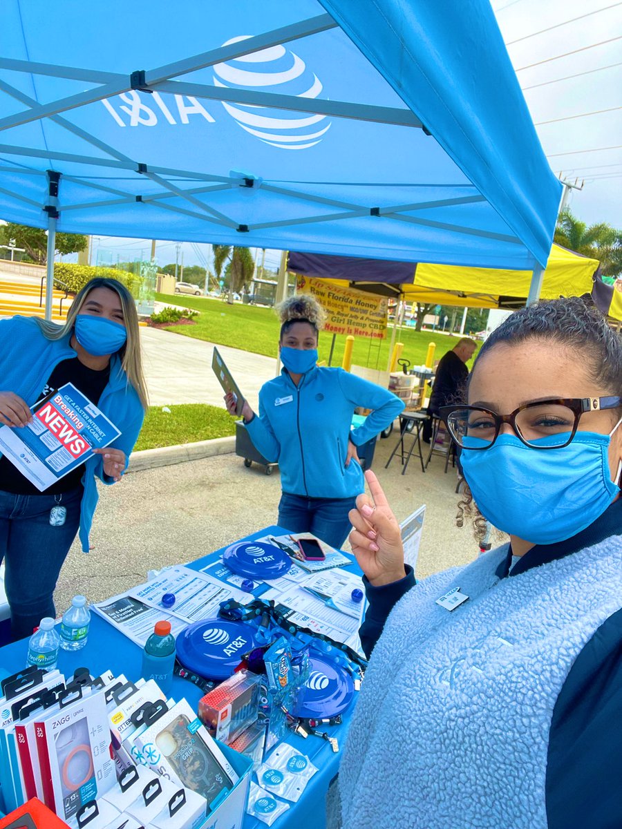DilmaZambrano_'s tweet image. Boca Town Center is out spreading the word on our fastest and most reliable AT&amp;amp;T Fiber speeds! @One_FLA style😎#FiberFLex #WinLocal #SundayFunDay