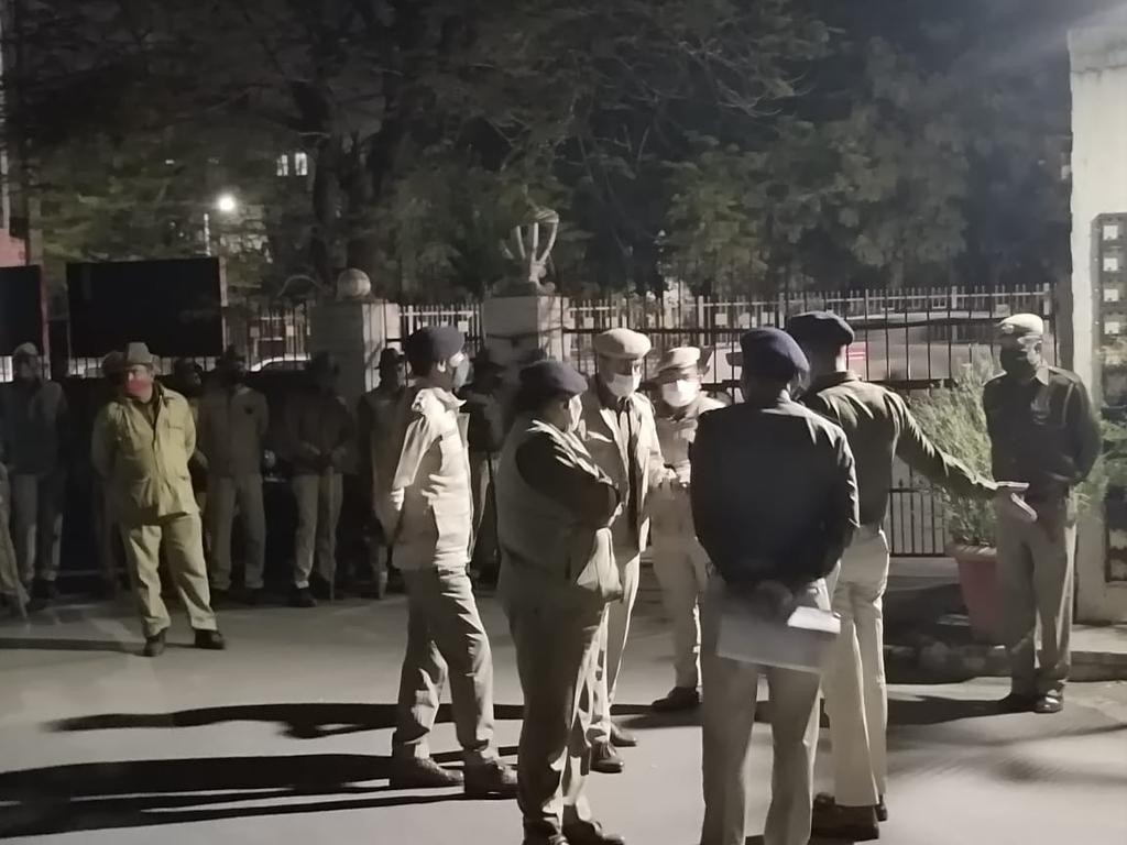 MaharRamotar's tweet photo. सांसद डॉ किरोड़ी लाल जी मीना उदयपुर कलेक्ट्री की बाहर धरने पर बैठे हैं चल रही शीतलहर में आदिवासी बहन बेटियों महिलाओं के साथ न्याय की मांग कर रहे हैं!
जय जननायक की
@DrKirodilalBJP
@HINGLAJDAN95 https://t.co/uxd9bjAJ18