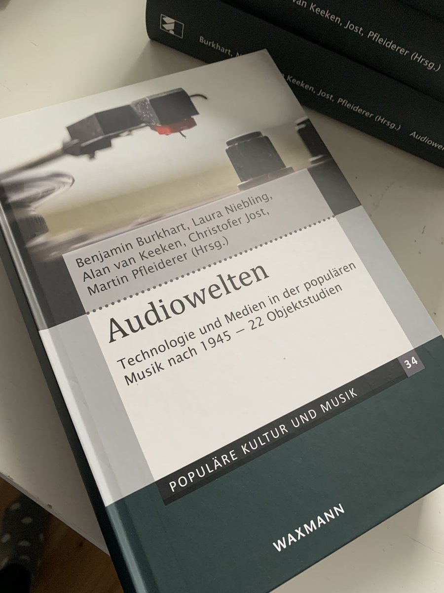 LauraNiebling's tweet photo. Wenn man Leuten mit fragwürdigem Musikgeschmack nicht die eigenen Tonträger an den Kopf werfen will - wie wäre es stattdessen mit diesem gewichtigen Band zu Musiktechnologien? 

In anderen Worten: unser Buch „Audiowelten“ mit meinen Aufsätzen zur dt. Tonträgergeschichte ist da. https://t.co/ZK9vmpCsNj
