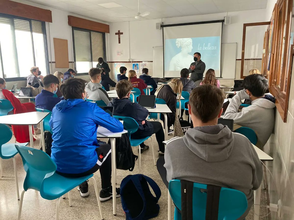 Salesianas_SV's tweet photo. Actividad interdisciplinar en 1º de Bachiller. Ponencia de nuestro profe Agustín en Filosofía: El concepto de Belleza a través de la Historia del Arte
#salesianassanvicente
#proyectojobs
#todossomosmornese https://t.co/L54gG8YDTW