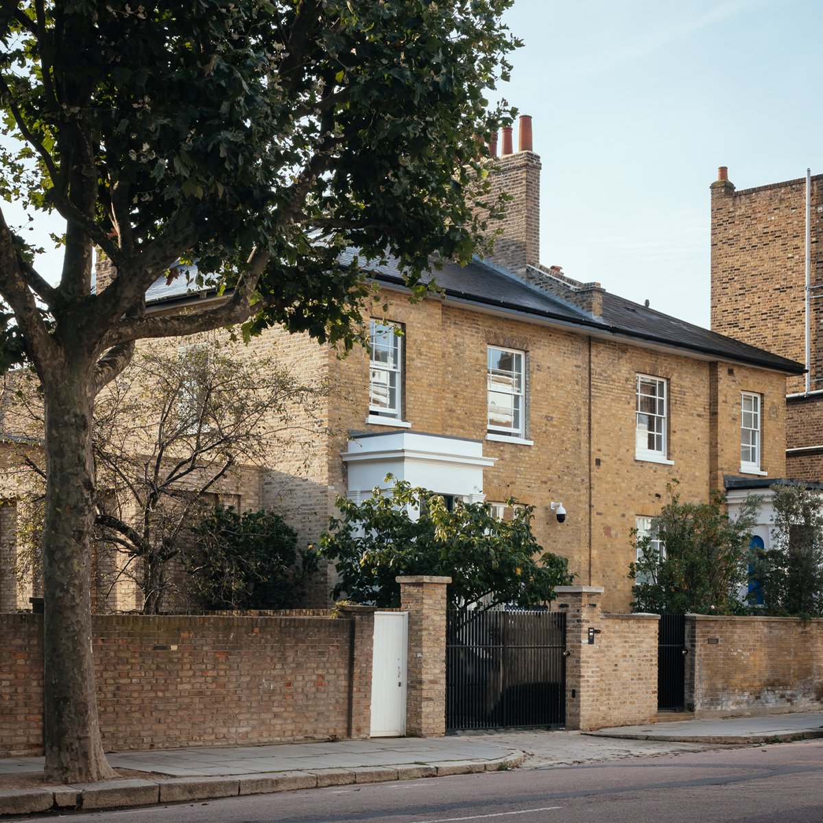 StradaLondonUK's tweet photo. We were proud to supply our beautiful ironmongery to a five-bedroom period townhouse in Primrose Hill, London. Our collection of interior and exterior ironmongery designed in custom finishes has elevated the home’s extraordinary character! Discover more: https://t.co/HGPh5xhbG6 https://t.co/ktxI3ndDuE