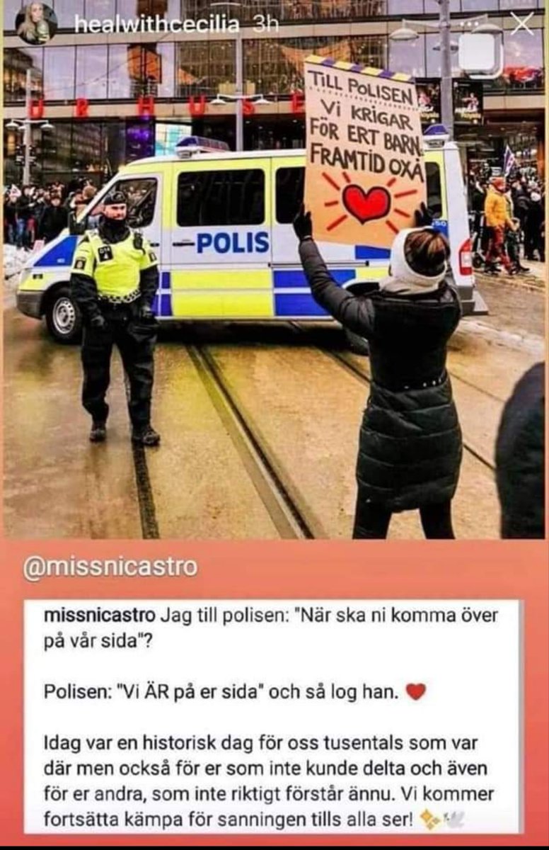 Veronicafoxxy21's tweet photo. Stockholm, Sweden 2022-01-22.
The sign: "To the Police!
We're fighting for your child's future as well!"
The Police: "We are on your side!"
#NOtovaccinepassports
#YEStofreedom https://t.co/5mSSjr5SFz