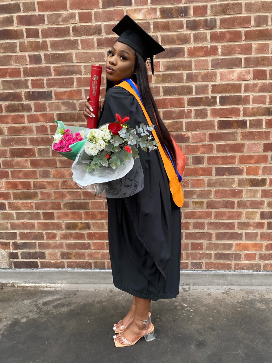 _toluubabyyy's tweet photo. 22.01.2022 

I graduated in Accounting and Finance BA (hons) 2.1 with Placement First Class. 

What shall I say unto the lord.. all I have to say is THANK YOU LORD😭🎓 https://t.co/j769HEQg19