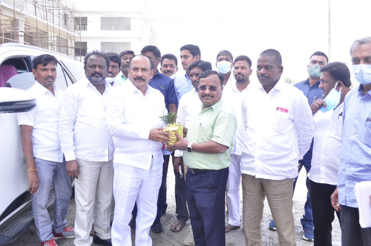 MadathaGoud's tweet photo. మహబూబాబాద్ జిల్లా కేంద్రంలో మెడికల్ 
కాలేజ్ మరియు నూతన సమీకృత కలెక్టరేట్ 
భవనాన్ని ఉన్నతాధికారులతో పరిశీలించిన 
ఎమ్మెల్సీ శ్రీ #తక్కెళ్లపల్లి_రవీందర్_రావు గారు
వేరివెంట టీఆర్ఎస్ సీనియర్ నాయకులు తదితరులు ఉన్నారు https://t.co/XNHaWbjBjI