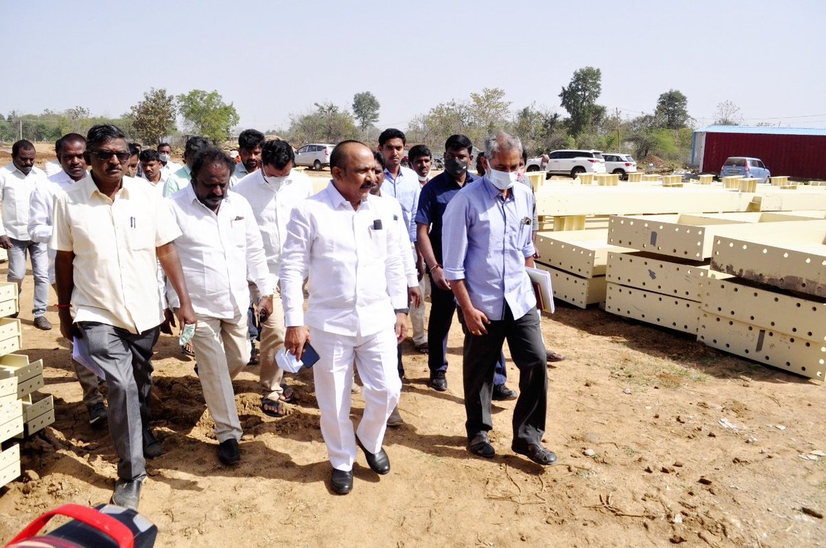 MadathaGoud's tweet photo. మహబూబాబాద్ జిల్లా కేంద్రంలో మెడికల్ 
కాలేజ్ మరియు నూతన సమీకృత కలెక్టరేట్ 
భవనాన్ని ఉన్నతాధికారులతో పరిశీలించిన 
ఎమ్మెల్సీ శ్రీ #తక్కెళ్లపల్లి_రవీందర్_రావు గారు
వేరివెంట టీఆర్ఎస్ సీనియర్ నాయకులు తదితరులు ఉన్నారు https://t.co/XNHaWbjBjI