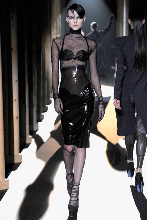 LTBeautyBlog's tweet photo. Thierry Mugler 🕊️🥺 One of the greats in pushing the envelope of fashion #RIPMugler #ThierryMugler https://t.co/7YxlXy1xCf