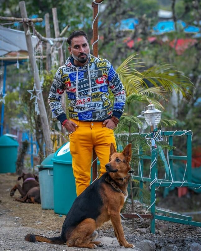 ActorDevTyagi's tweet photo. “The Best Therapist has fur and four legs.” #AnimalLover 

#Pet #Animal #DogLover #Photohoot #Photography #Dapper #Looks #Picoftheday  #campbillabong #film #actorslife #movie #bollywood #instagram #cinema #acting #Actor #DevTyagi https://t.co/NSSTvjuYTN