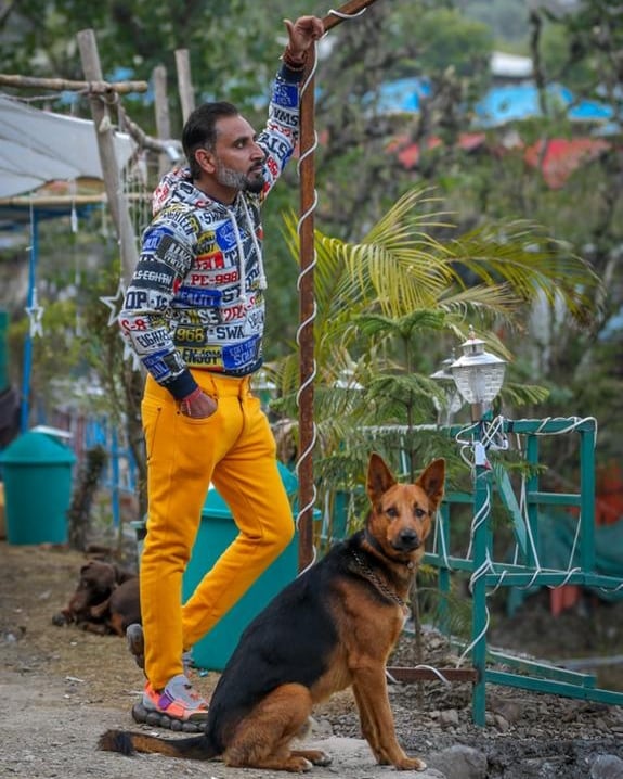 ActorDevTyagi's tweet photo. “The Best Therapist has fur and four legs.” #AnimalLover 

#Pet #Animal #DogLover #Photohoot #Photography #Dapper #Looks #Picoftheday  #campbillabong #film #actorslife #movie #bollywood #instagram #cinema #acting #Actor #DevTyagi https://t.co/NSSTvjuYTN