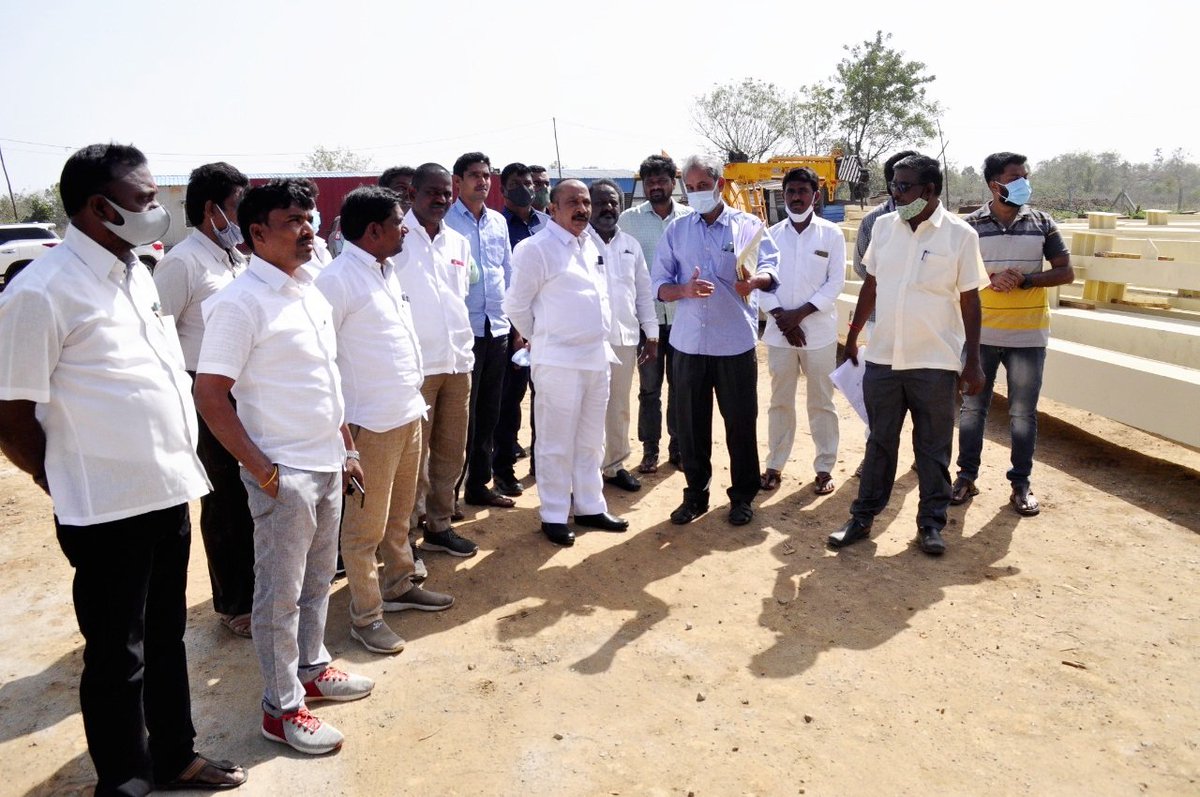 MadathaGoud's tweet photo. మహబూబాబాద్ జిల్లా కేంద్రంలో మెడికల్ 
కాలేజ్ మరియు నూతన సమీకృత కలెక్టరేట్ 
భవనాన్ని ఉన్నతాధికారులతో పరిశీలించిన 
ఎమ్మెల్సీ శ్రీ #తక్కెళ్లపల్లి_రవీందర్_రావు గారు
వేరివెంట టీఆర్ఎస్ సీనియర్ నాయకులు తదితరులు ఉన్నారు https://t.co/XNHaWbjBjI