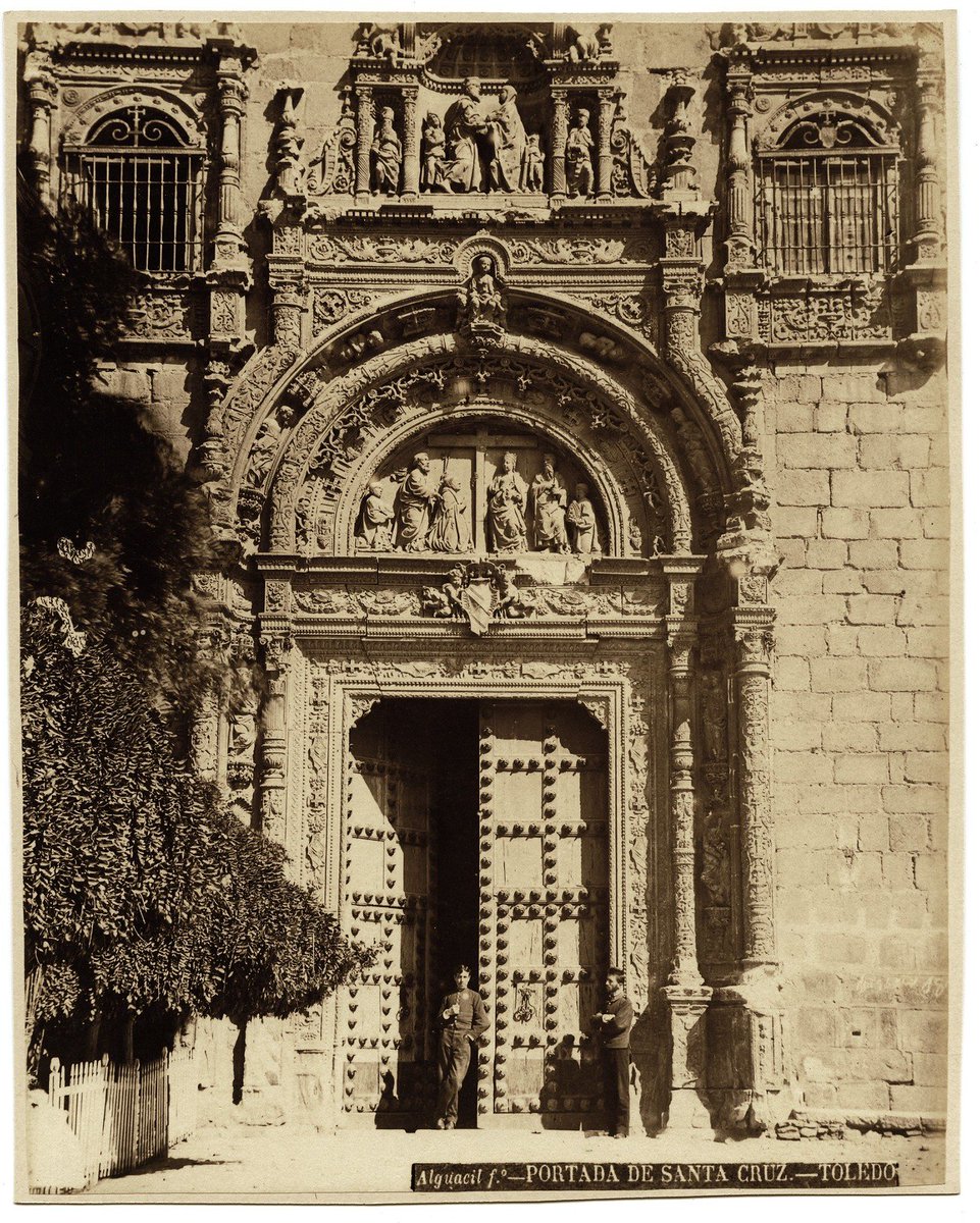 Toledo_Olvidado's tweet photo. Esta es una foto de la portada del Hospital de Santa Cruz hacia 1879 tomada por el monteño Casiano Alguacil. No solo es bellísima sino que permite apreciar la filigrana de piedra semicircular destruida en 1936 por las vibraciones de los cañones que disparaban al Alcázar allí. https://t.co/akWazvnYRr