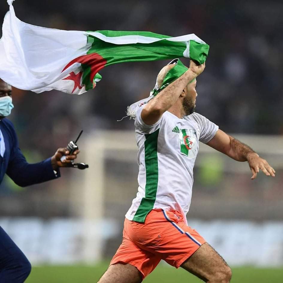 ElDjazair_Daily's tweet photo. فرض الإتحاد الإفريقي لكرة القدم غرامة مالية على المنتخب الجزائري بسبب إجتياح الأنصار لأرضية الميدان خلال مباراة كوت ديفوار https://t.co/2GDpBmEeO6