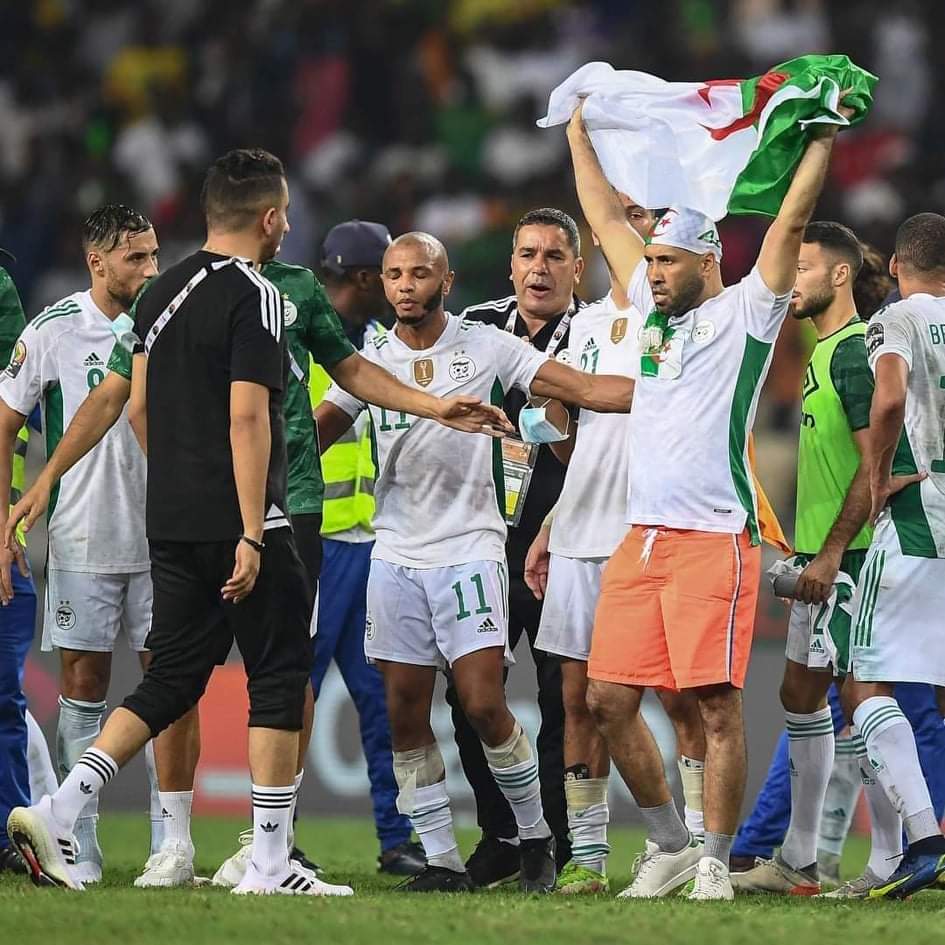 ElDjazair_Daily's tweet photo. فرض الإتحاد الإفريقي لكرة القدم غرامة مالية على المنتخب الجزائري بسبب إجتياح الأنصار لأرضية الميدان خلال مباراة كوت ديفوار https://t.co/2GDpBmEeO6