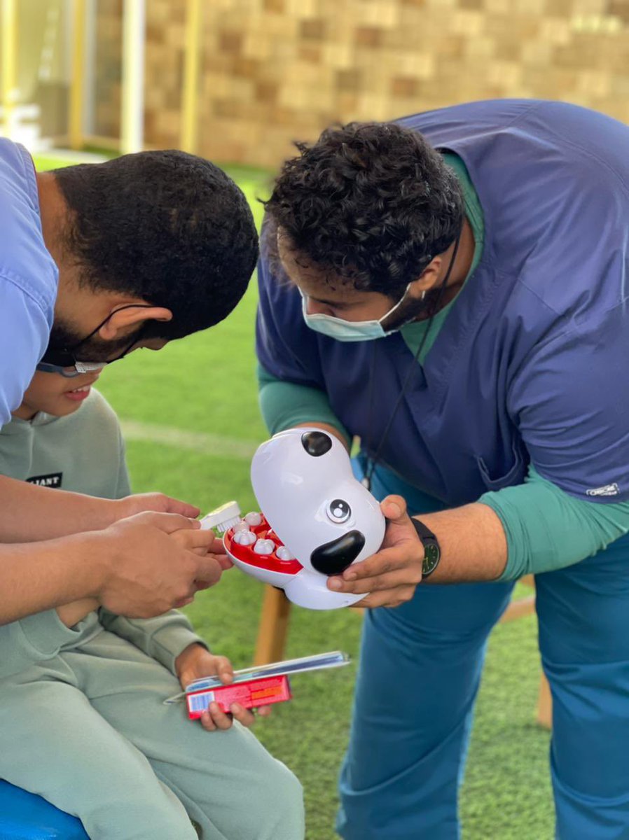 dent16kau's tweet photo. جانب من مشاركة اطباء الامتياز في حملة #نداء_الامل لخدمة ذوي الهمم بالتعاون مع فريق العيادات المتنقلة في مستشفى الاسنان الجامعي تحت اشراف الدكتورة/ نرمين هلال https://t.co/uZDqBhDcBd