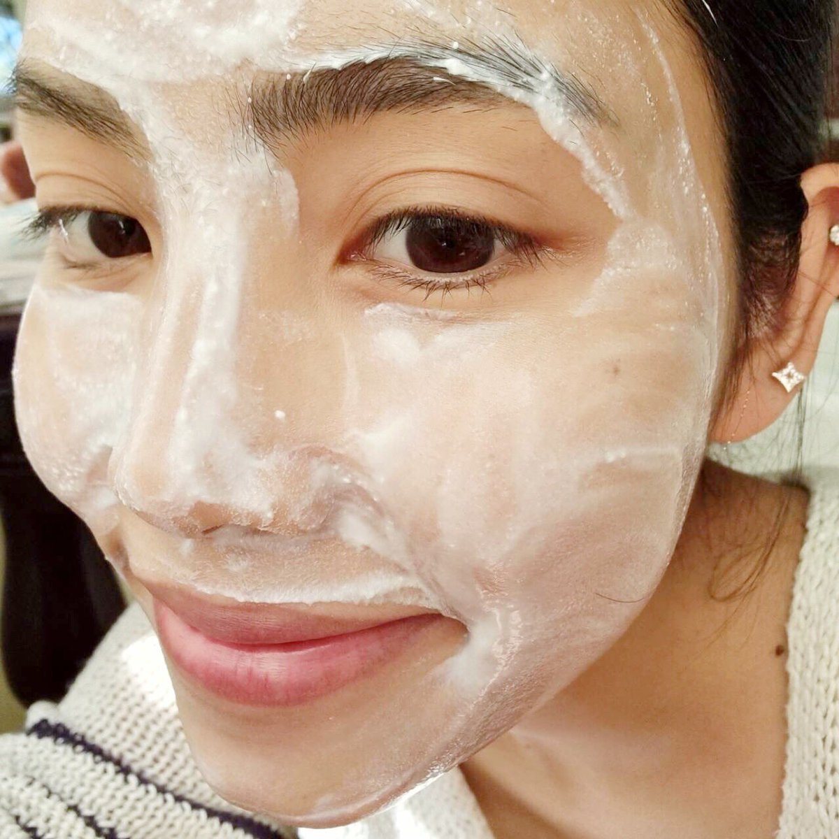 MKingkarn's tweet photo. แชร์สูตรหน้านุ่ม+หน้าใสสุด ง่ายๆแบบงบประหยัด นี่ใช้ โยเกิร์ตสูตรธรรมชาติ มาส์กหน้าก่อน เสร็จแล้วตามด้วย การ์นิเย่เซรั่มวิตซี โบกตามไปอีกรอบ หน้าใสมาก เซรั่มคือช่วยลดรอยสิวด้วย ส่วนตัวครีมนี่จะใช้ก่อนแต่งหน้า คือผิวนุ่มมากแต่งหน้าติดง่ายดี ผิวสวยด้วย @GarnierThailand #HowtoPerfect https://t.co/ON6kjn8Tse