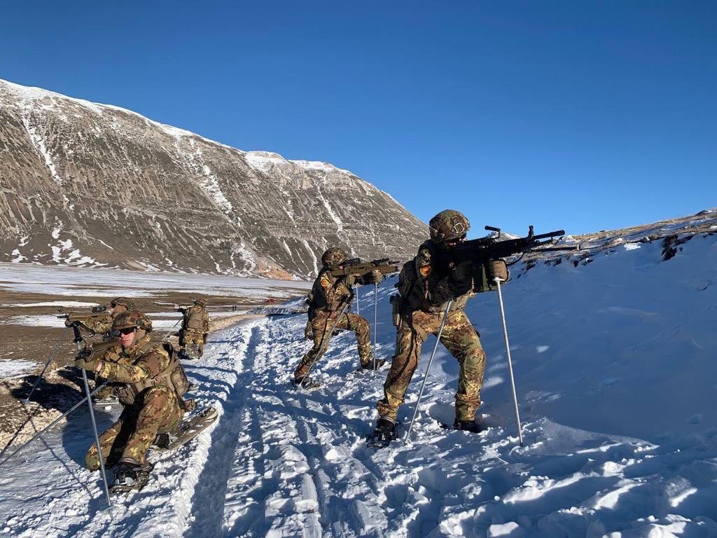 ItalianNavy's tweet photo. E’ iniziata la familiarizzazione in ambiente montano e in climi rigidi per i fucilieri della #BrigataMarinaSanMarco. L’addestramento fornirà loro l’esperienza necessaria per poter condurre al meglio l’attività tattica in ambienti innevati. 
#BMSM
#MarinaMilitare
#NoiSiamolaMarina https://t.co/wjvlULGTIO