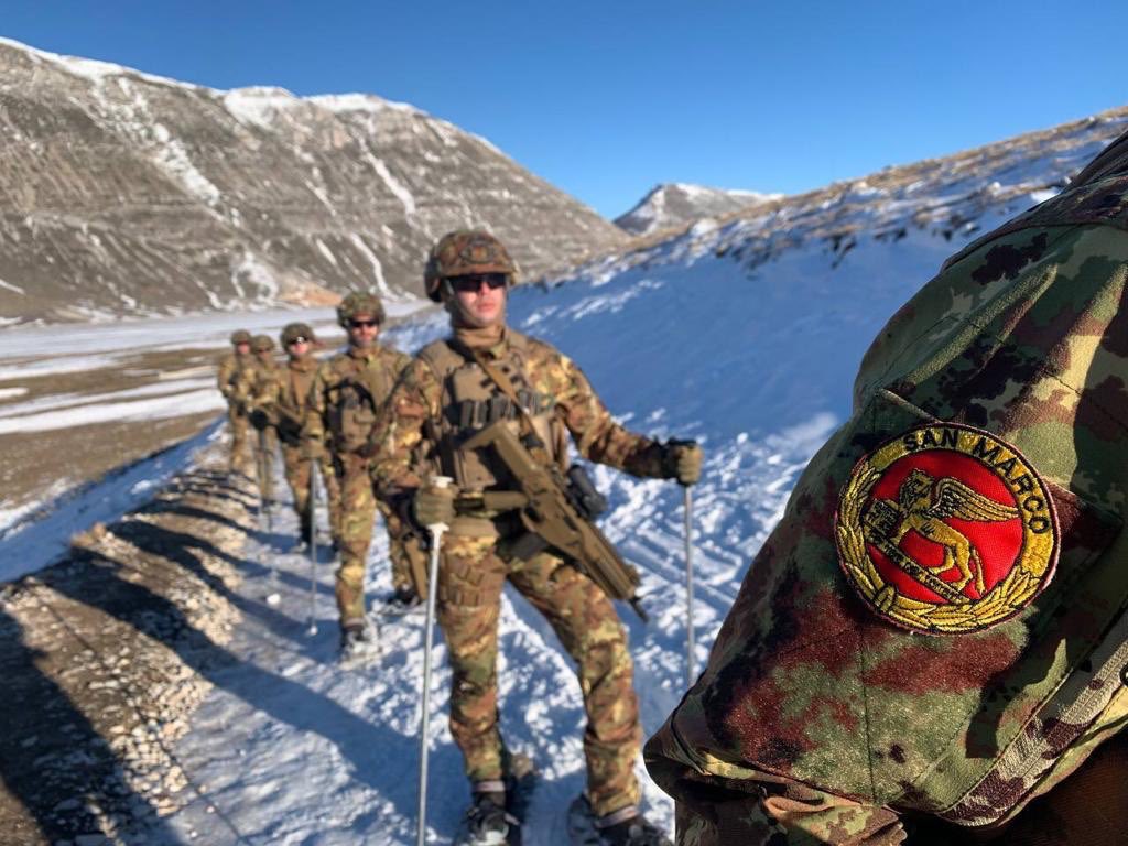 ItalianNavy's tweet photo. E’ iniziata la familiarizzazione in ambiente montano e in climi rigidi per i fucilieri della #BrigataMarinaSanMarco. L’addestramento fornirà loro l’esperienza necessaria per poter condurre al meglio l’attività tattica in ambienti innevati. 
#BMSM
#MarinaMilitare
#NoiSiamolaMarina https://t.co/wjvlULGTIO