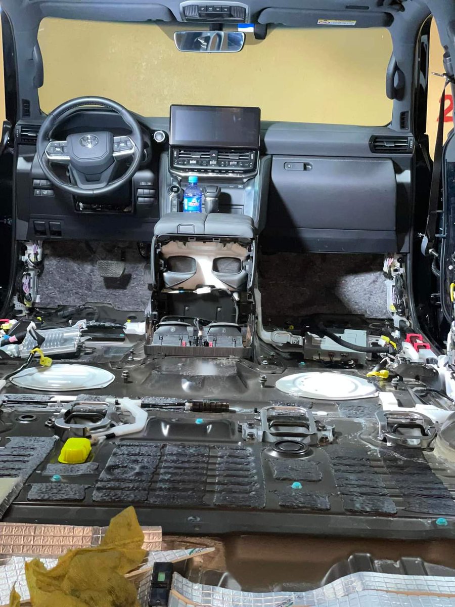 Дэлхийд алдартай Тоёотой үйлдвэрийн автомашины доторлогоо Монгол залууст гологдоно гэхээр ойлгодоггүй ээ.