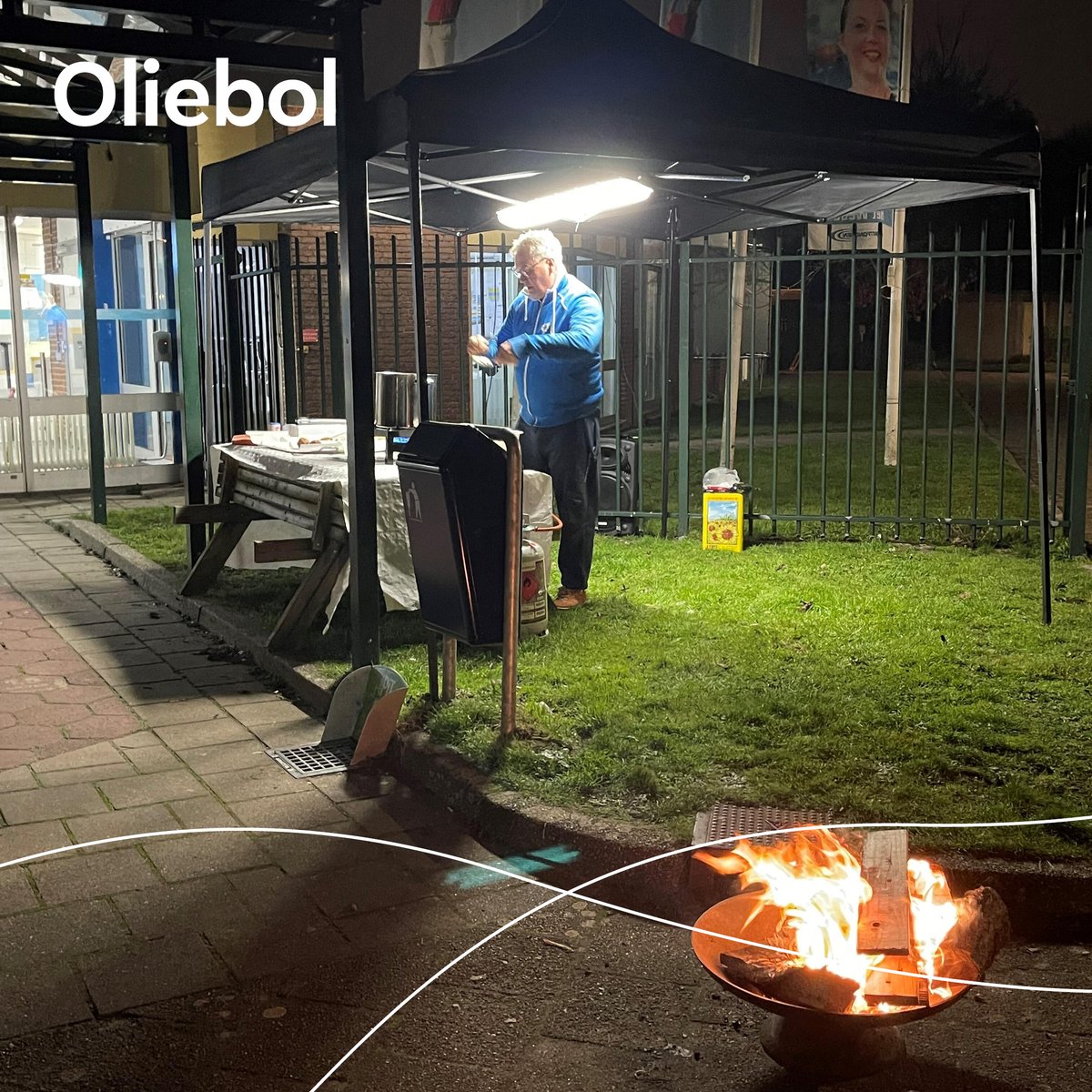 Vandaag bakten we 300 oliebollen voor de gasten van zwembad &amp; golfbaan Het Wedde. Normaal doen we dat op de laatste dag het jaar, maar door de maatregelen was dit niet mogelijk. Volgens onze gasten smaakten ze ook in januari 2022 prima!