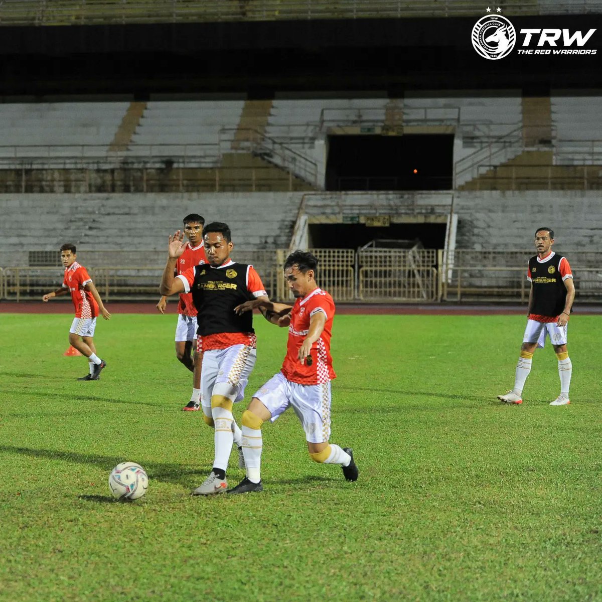 kelantanfc_trw's tweet photo. 📸 | Sesi memanaskan badan sebelum perlawanan bermula.

#TheRedWarriors #GomoKelateGomo
#ThePowerofGomoMindset #TRWSelamanya #KembaliBangkit https://t.co/DUKH7gpynq