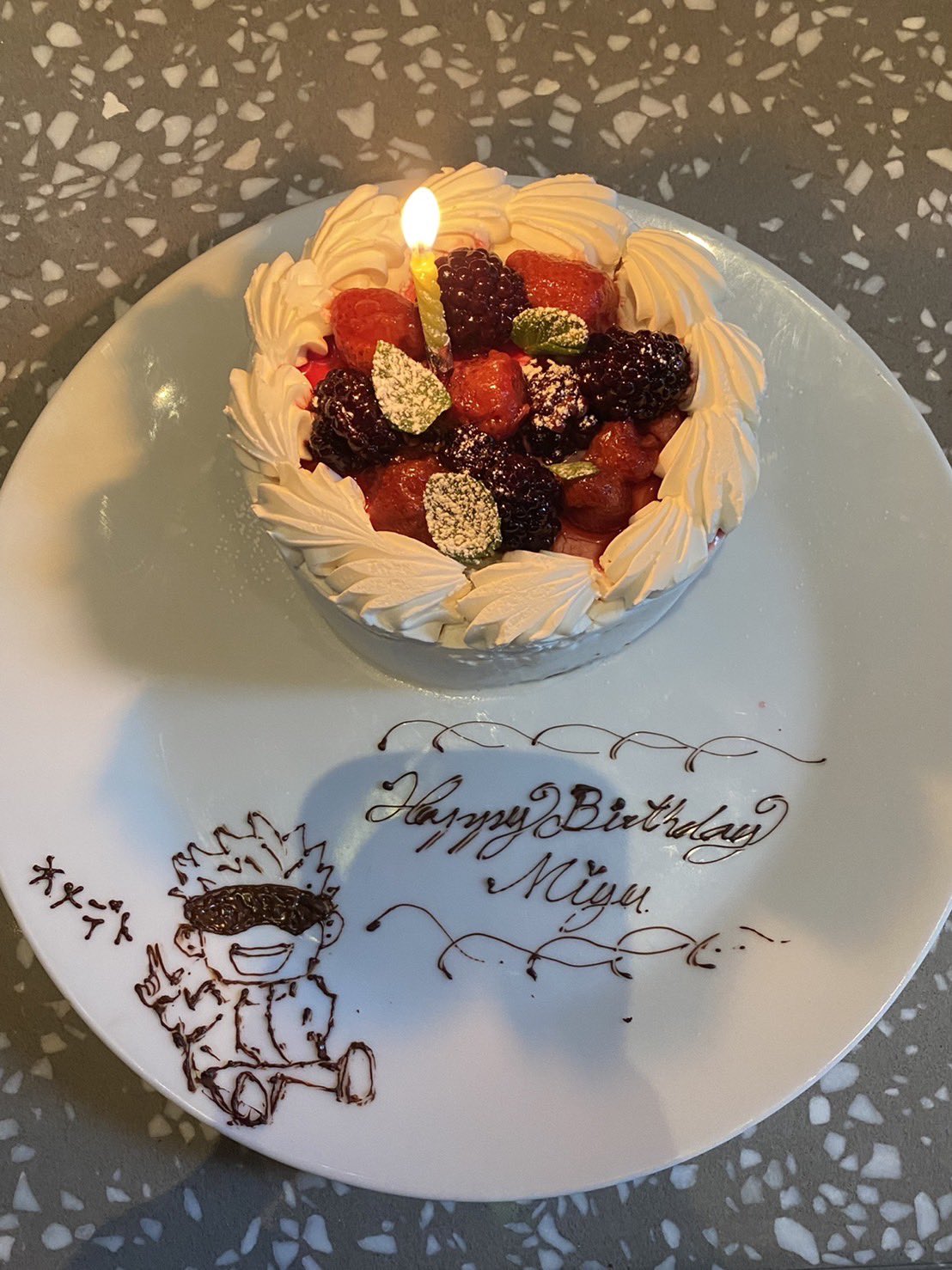 唐沢祐司 ホールケーキのメッセージプレート 最近流行りのあのアニメから チョコペン チョコペンアート パイピング デザートプレート バースデープレート デザート 呪術廻戦 五条悟 五条悟イラスト アニメイラスト パティシエさんと繋がり