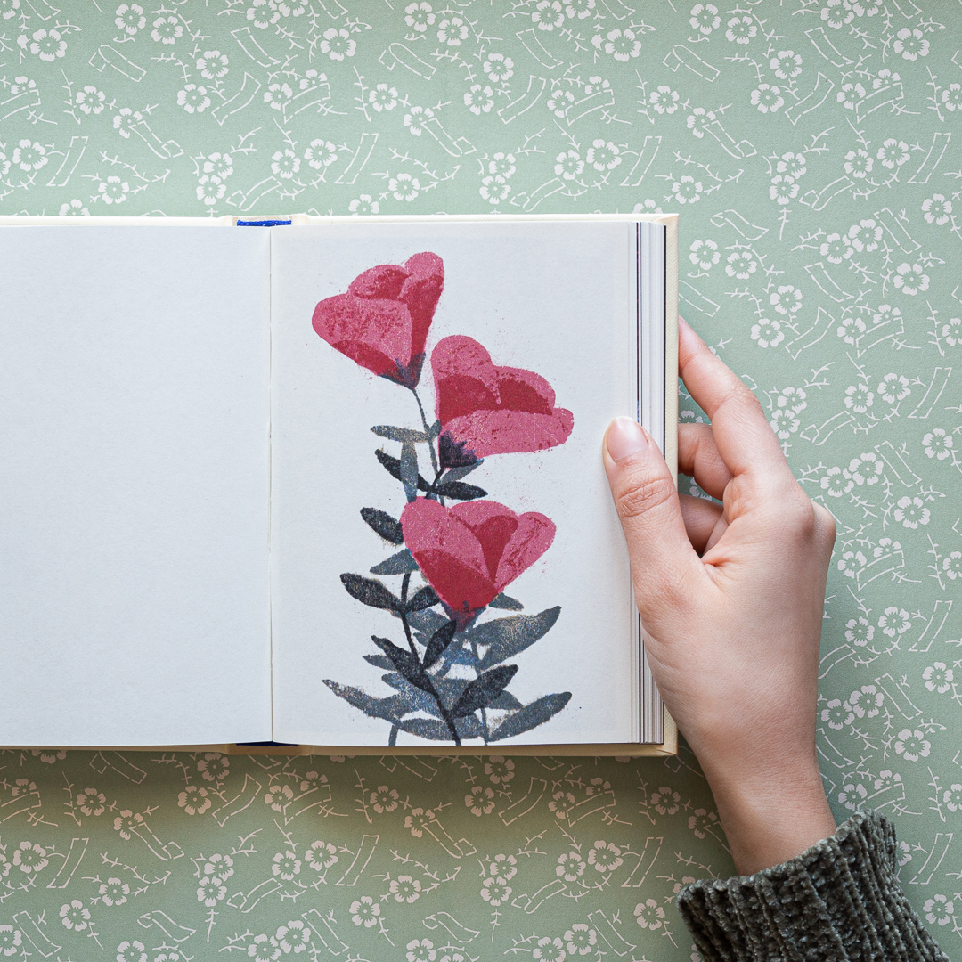 LibrosZorroRojo's tweet photo. «Las ilustraciones corren a cargo del inigualable #IsidroFerrer. Sus flores ilustradas con técnica mixta —incluso pintadas con té— resaltan la esencia poética del texto.» "El libro del té", de #KakuzōOkakura, recomendado por @RayitasAzules.
https://t.co/Y9jqZEByEW https://t.co/HfOAZ1B8TE