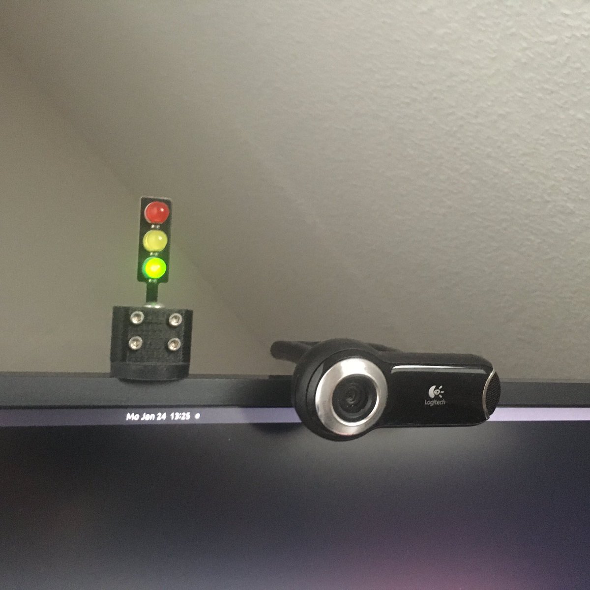 Auch wenn man gerade nicht im Büro arbeitet (wo ein Status-Monitor Überblick schafft): IMHO ist es für jeden im Team wichtig, den Gesamtstatus aller Projekte halbwegs aktuell im Blick zu haben. #RaspberryPi #LedAmpel #Ansible #Python #Magnetfuss #LikeAnAppButInReal