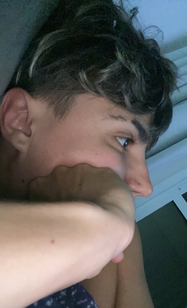 Minha cara de quem escutou a mãe gemendo a noite toda e não pode participar