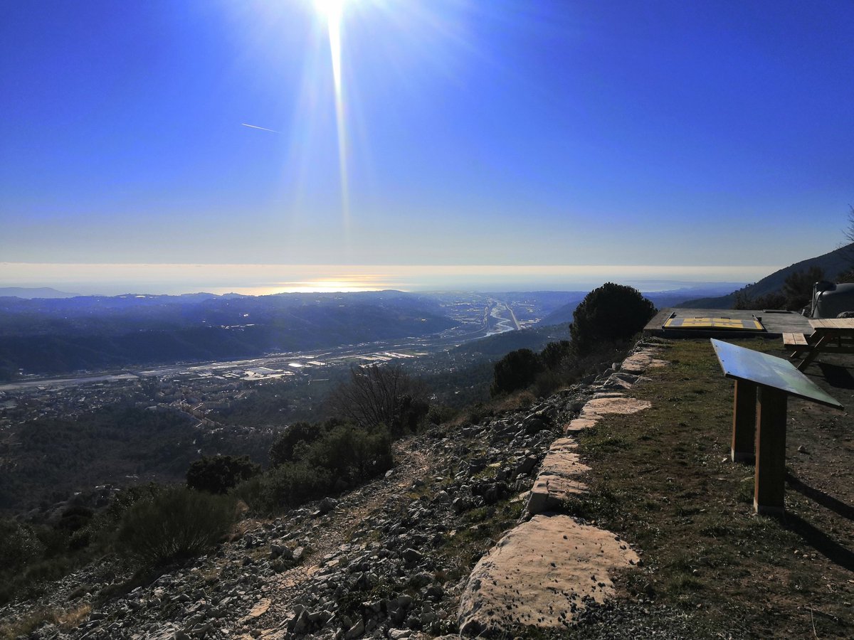 UnTourAutour's tweet photo. Rando du week-end, les balcons de #Carros !
Une montée et une descente vraiment pas simples, mais une belle vue au milieu du parcours ! 😁
En bonus, la halte à la Crêperie du Moment au vieux village, juste à côté du départ/arrivée ! https://t.co/JNrjXTnRXv