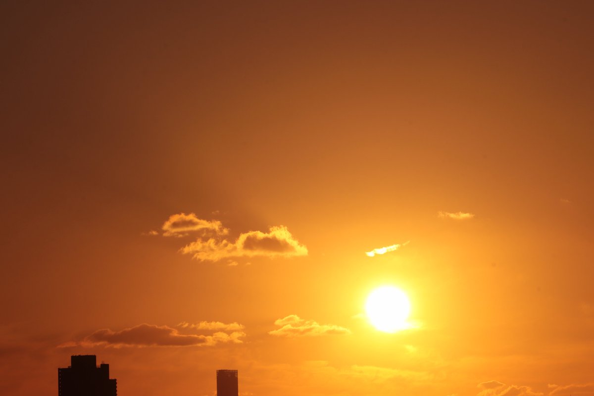 今日の夕焼け 雨からの曇り そして 沈む頃のこの夕焼け 今日も見られて良かった 冬の夕焼けも こうして見られる日が そろそろ 増えていくかもしれませんね 春の訪れ近し