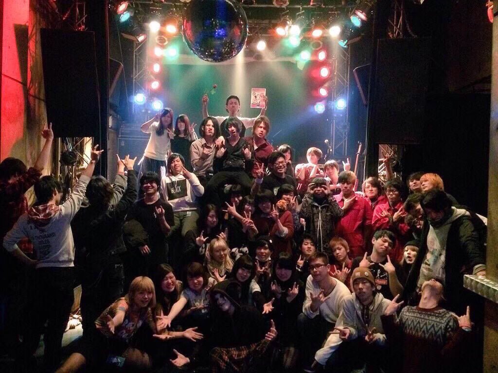 kilmil_info's tweet photo. ライブ後の集合写真って見返すとエモいです。
岩崎さんや東さんにたくさん誘ってもらっていた頃が懐かしいです…🥺
#ベースオントップ
#集合写真
#何年前の写真やねん
#KilmiL
#KilmiLを探せ
#あなたは写っていますか？ https://t.co/pOuYpdQqY0