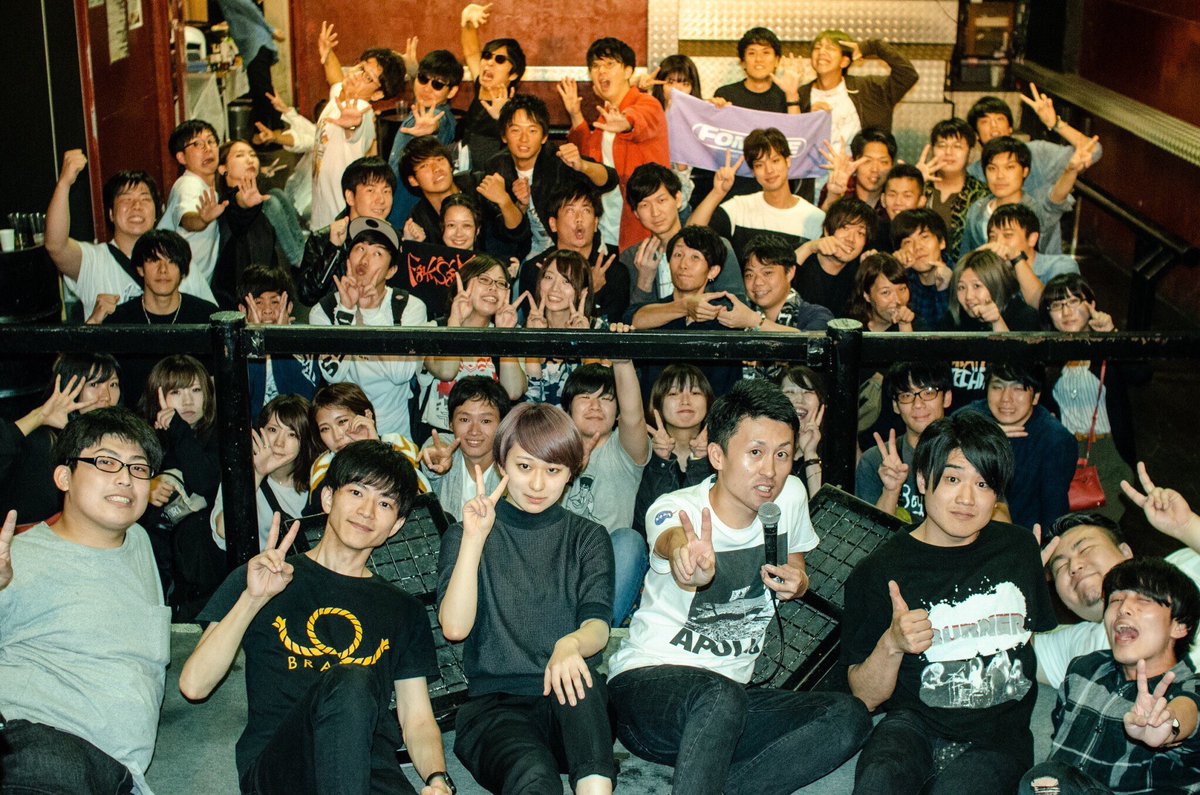 kilmil_info's tweet photo. ライブ後の集合写真って見返すとエモいです。
岩崎さんや東さんにたくさん誘ってもらっていた頃が懐かしいです…🥺
#ベースオントップ
#集合写真
#何年前の写真やねん
#KilmiL
#KilmiLを探せ
#あなたは写っていますか？ https://t.co/pOuYpdQqY0
