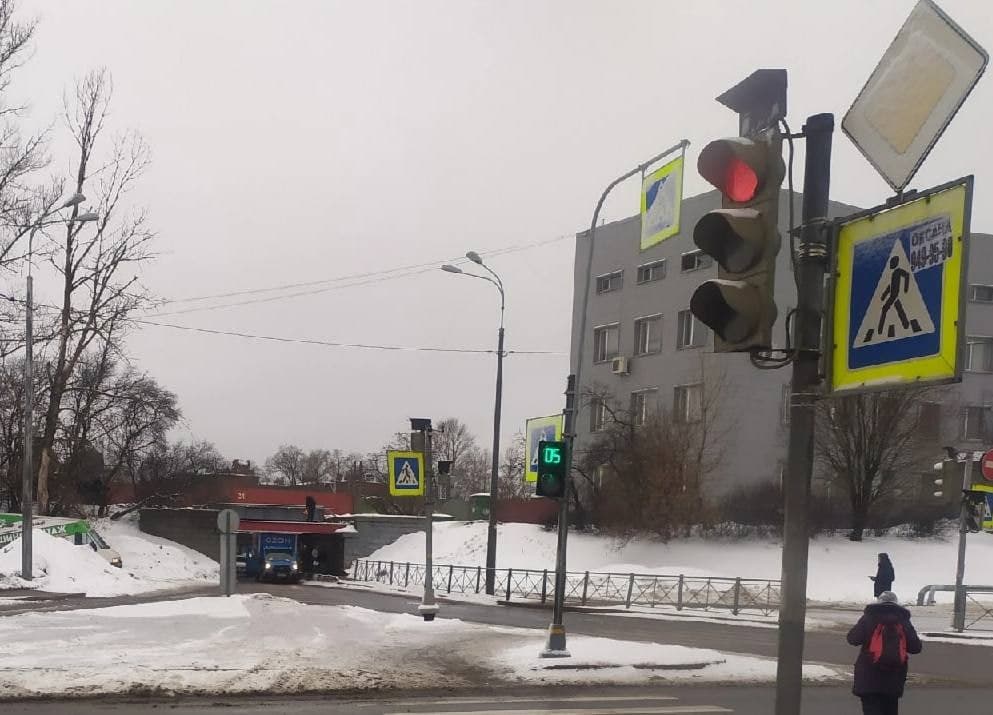 Фургон Озона не пролез под мостом на Южном шоссе.

"— И это всё потому что у кого-то слишком узкие двери
— Нет! Всё потому что кто-то слишком много ест!"

Фото: Мегаполис