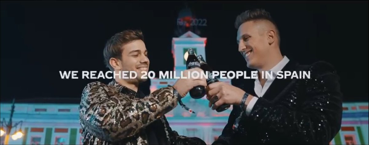 Coca-Cola despidió el año con un espectacular videomapping antes de las campanadas. Nosotros estuvimos en directo con <a href="/RoiSastre/">Roi 🏳️‍🌈</a>, que retransmitió para sus seguidores, la proyección a modo de karaoke que protagonizó Coca-Cola con la mítica canción “Un año más”.