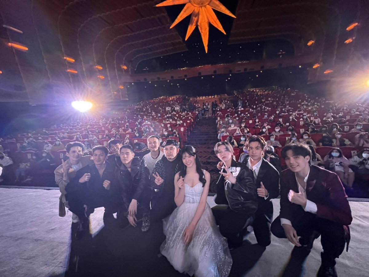 FilmGuruTH's tweet photo. ฉลองเทรนด์อันดับ 1 จ้า #บอกโลกWorldPremiere #บอกโลกให้รู้ว่ากูรักมึง #TellTheWorldILoveYou 27 มกราคมนี้ทุกโรงภาพยนตร์ทั่วประเทศไทย #PerthTanapon #KDPPE #บาสเด็กอ้วนที่แท้จริง #bbasjtr #netsiraphop #movietwit https://t.co/H9E9VG5cTr
