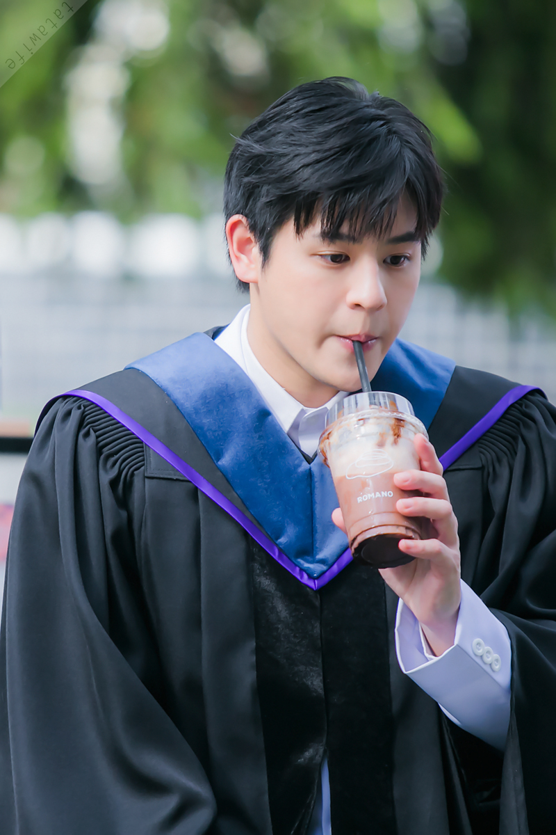KarlTatawife's tweet photo. ขอบคุณนะ ที่สละเวลามาสังสรรค์กับแฟนคลับก่อนวันรับจริง น่ารักที่สุด #GraduationPluemPurim #PluemPurim #ปลื้มปุริม https://t.co/EXkVKiiiUn