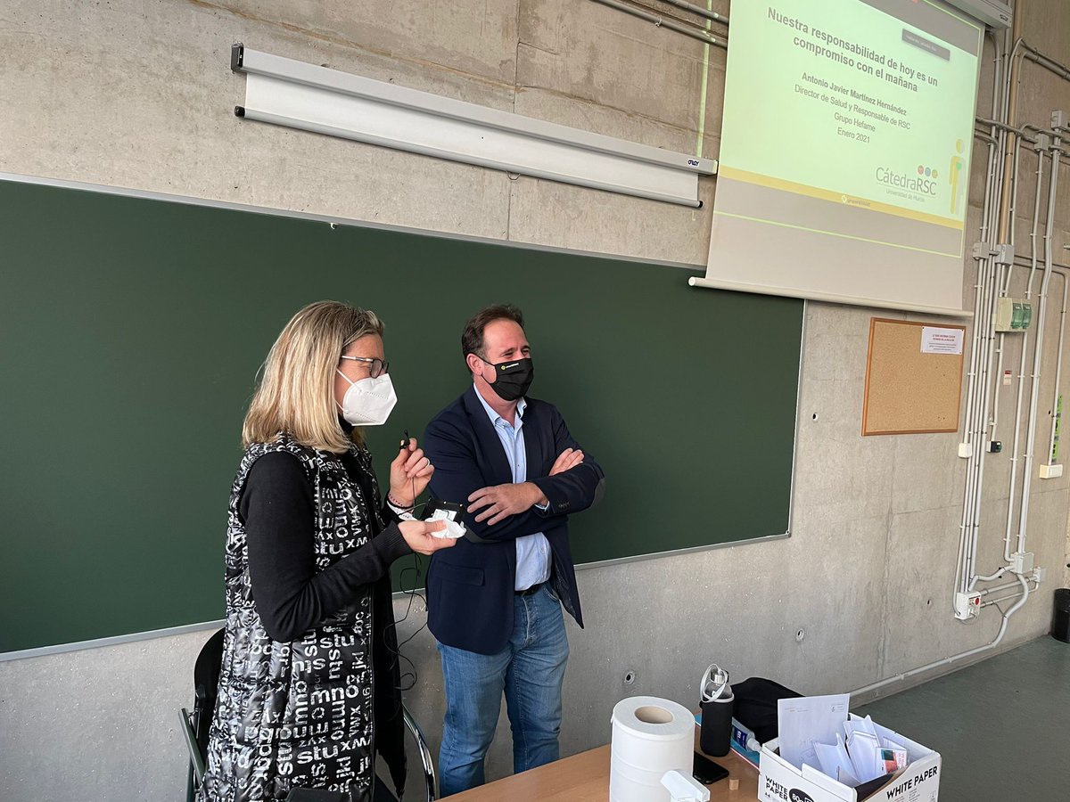 Hefame_es's tweet photo. Nuestro director de Salud y responsable de #RSC, @ajmarhernandez, comparte con los alumnos del #MasterRSC cómo se trabaja desde el área de #RRRHH la responsabilidad social 🌱, contando las  experiencias del día a día de nuestra Cooperativa. https://t.co/ELxbrcVHKv