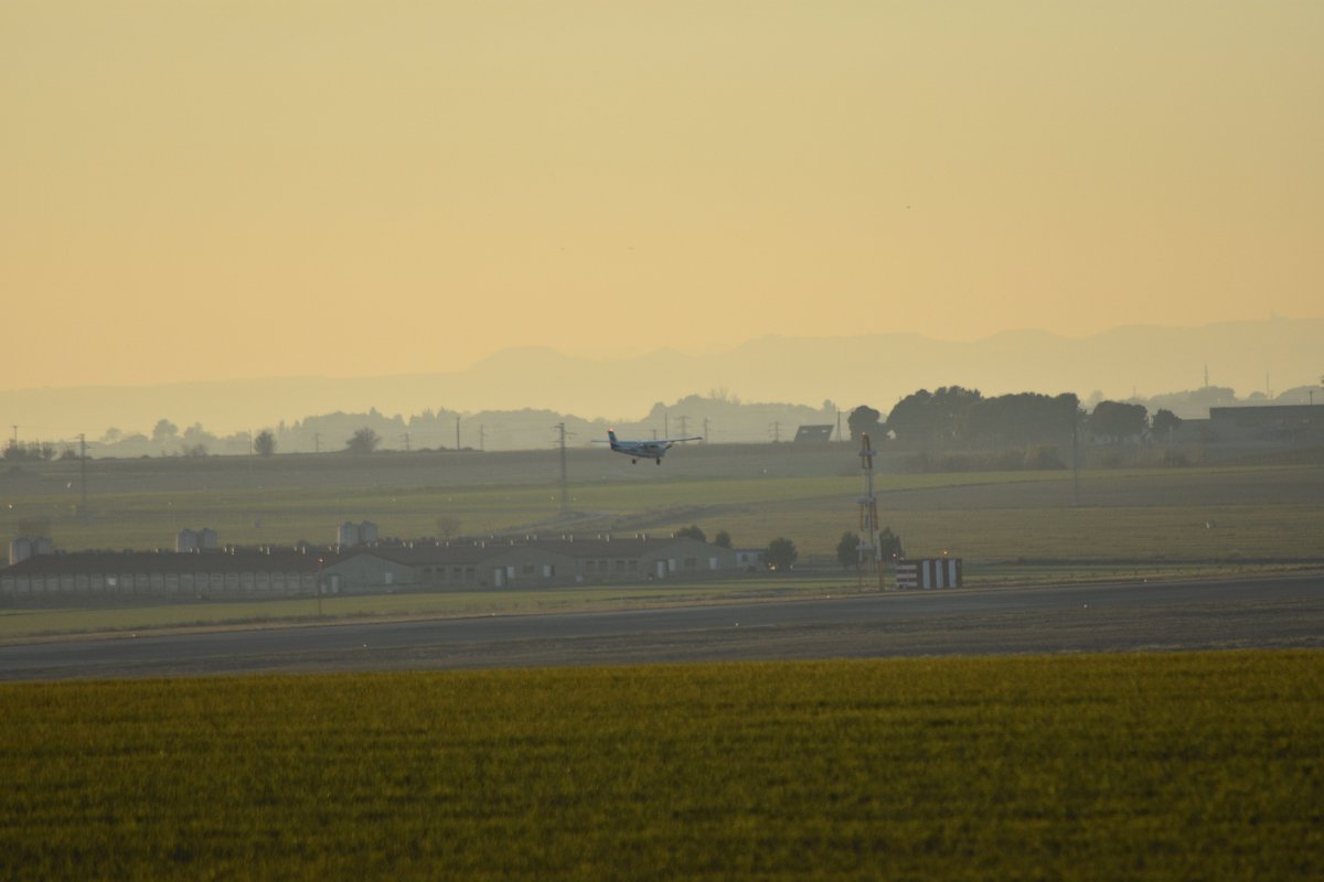 loxicdelamola's tweet photo. #Lleida #Alguaire #ILD ahir volia fer unes fotillos al vol que va #PalmaMallorca #IB8323 no se que va ser però no va sortir, crec. En fí altre dia serà @FlightradarCAT @ElsAeroports @AAlguaire #avions #airports https://t.co/ctq1zHoGma