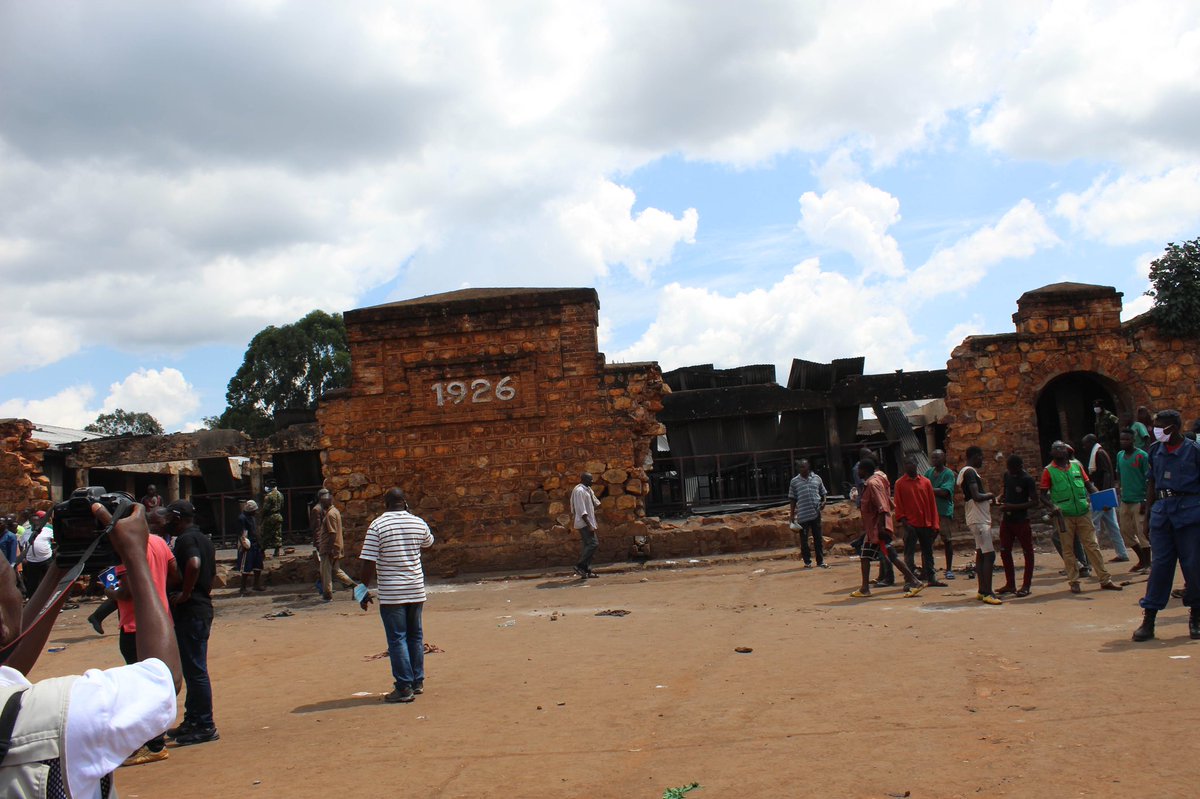 The #Burundi government's failure to report transparently on real number + identities of victims of the Gitega prison fire adds further pain and distress in the wake of unimaginable loss. Govt should conduct a credible investigation into fire, says @hrw: https://t.co/Tws7s58Io3 https://t.co/vykivxu9PZ