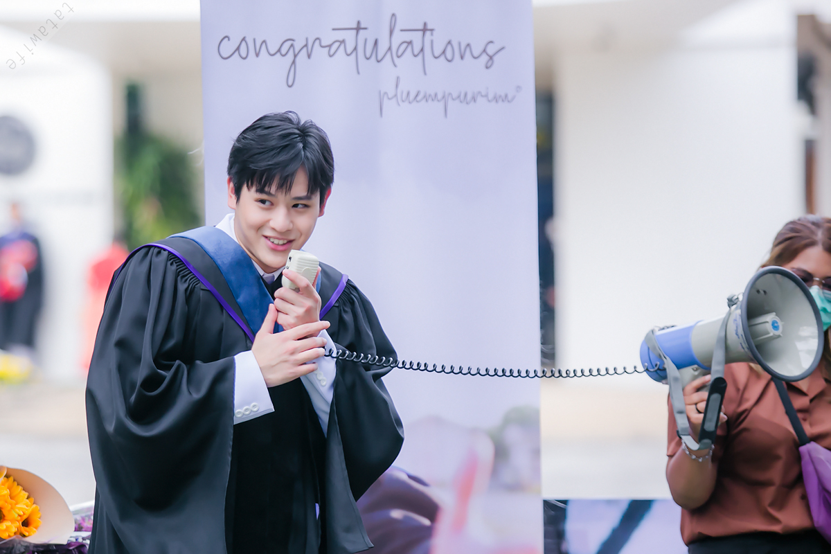 KarlTatawife's tweet photo. เพิ่งว่างลงรูปวันนี้ #GraduationPluemPurim #PluemPurim #ปลื้มปุริม แต่ไม่เป็นไร ยังไงก็รอดูคนน่ารักกันแหละเนอะ อิอิ https://t.co/FiELXCgOp1