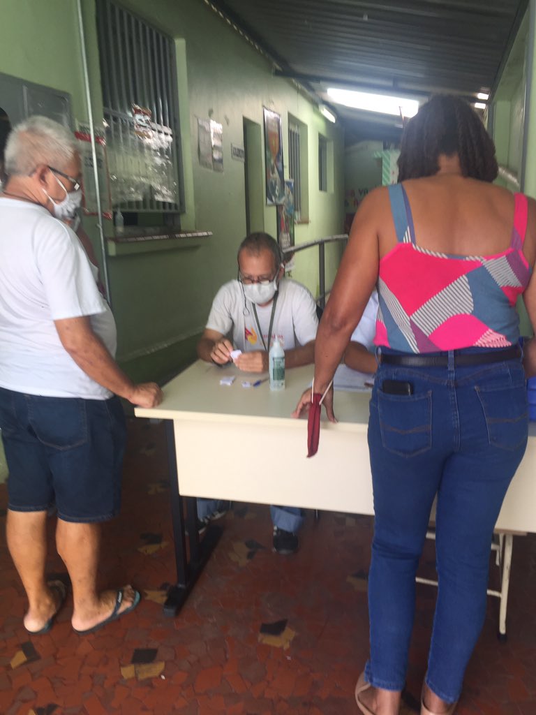 Posto do sagrada família BH fala que não tem médico pra não atender ninguém. #bdmg