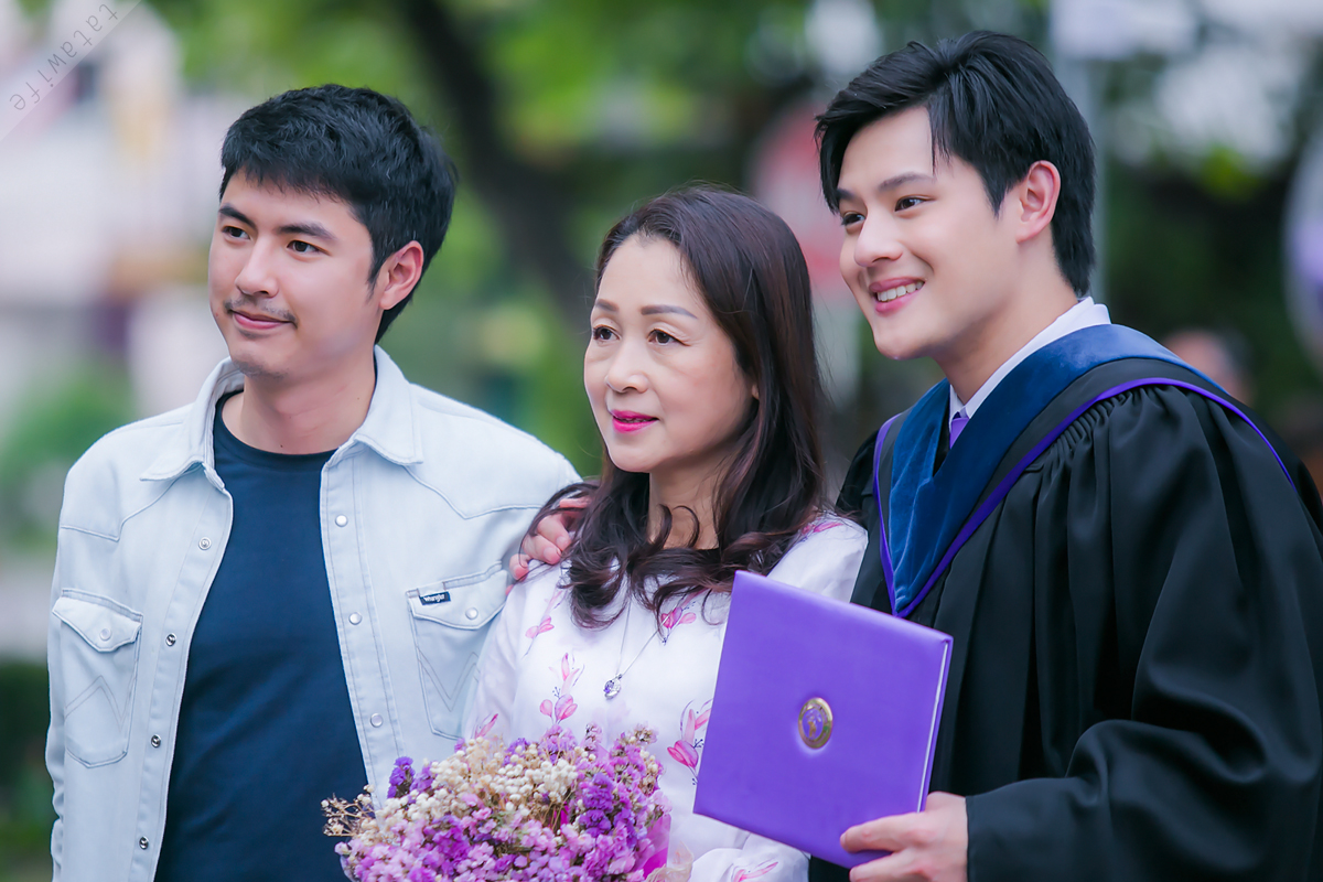 KarlTatawife's tweet photo. ครอบครัวสุขสันต์ (เพิ่งเห็น ทำไมวันจริงฉันลืมถ่ายรูปคุณพ่อล่ะ) #GraduationPluemPurim #PluemPurim #ปลื้มปุริม https://t.co/WPetYasy67