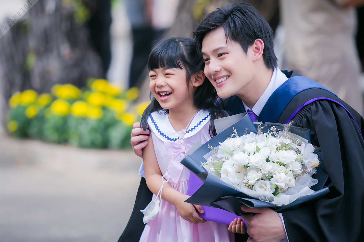 KarlTatawife's tweet photo. ครอบครัวสุขสันต์ (เพิ่งเห็น ทำไมวันจริงฉันลืมถ่ายรูปคุณพ่อล่ะ) #GraduationPluemPurim #PluemPurim #ปลื้มปุริม https://t.co/WPetYasy67