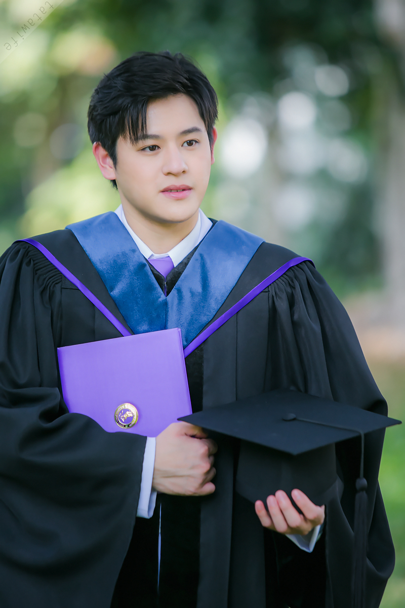 KarlTatawife's tweet photo. แอบไปส่อง ตอนเขาถ่ายรูปส่ง GMM TV [วันรับจริง] #GraduationPluemPurim #PluemPurim #ปลื้มปุริม https://t.co/jDE7O1UM8b